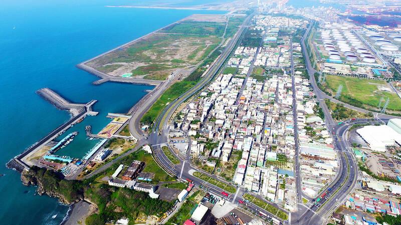 為加速大林蒲遷村 ，高市府日前舉辦「新材料循環產業園區」都市計畫變更公開展覽說明會，園區基地位於小港區大林蒲、邦坑及鳳鼻頭地區與南星計畫土地，總面積約 262 公頃，園區將導入高值化材料、次世代半導體材料、循環再生與能源共生等創新產業。(圖:高市府都發局提供.本報資料照)