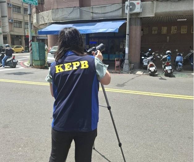 根據《廢棄物清理法》相關規定，若冷氣機排水未妥善銜接排水設施，造成污染環境的情況，經勸導後七日內仍未改善者，將可處新台幣1200元至6000元不等罰鍰，環保局也會派員現場稽查。(圖:高市府環保局提供)