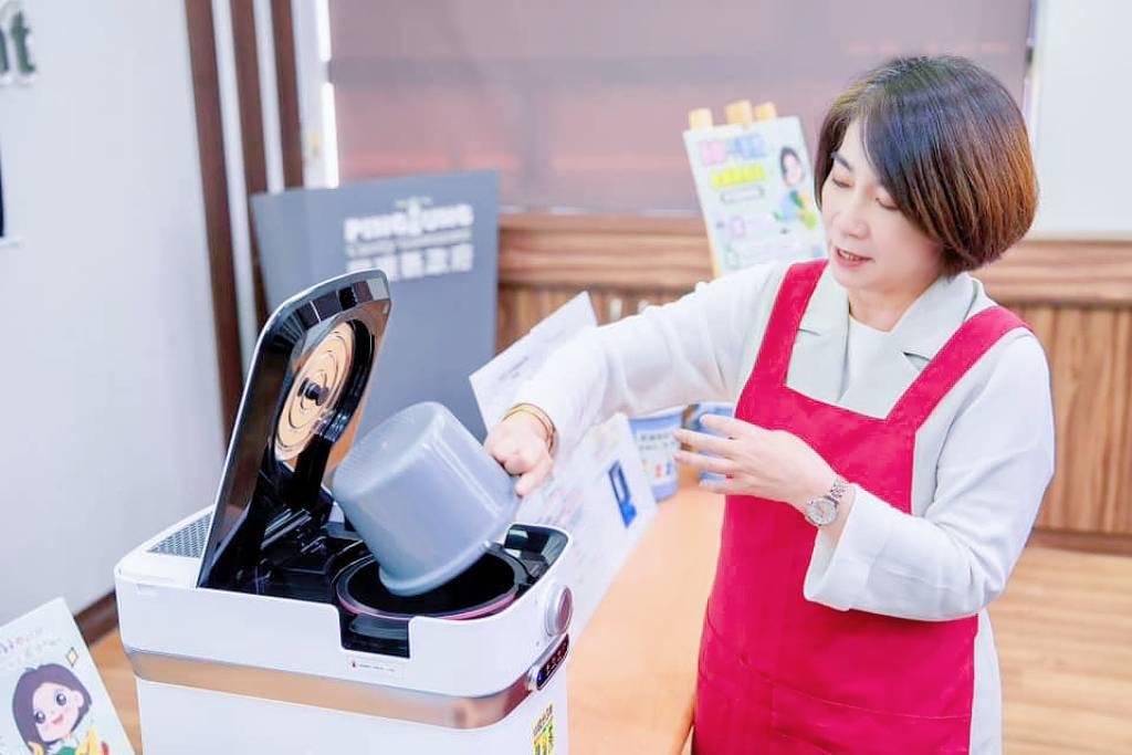 屏東縣政府於今年3月公布家用廚餘機補助辦法，獲得民眾熱烈響應，根據縣府統計，總計申請件數高達近2500件，總補助經費約1200萬元，預估每年可回收廚餘約2000公噸，縣府表示明年會持續辦理補助。(圖:屏東縣府提供)