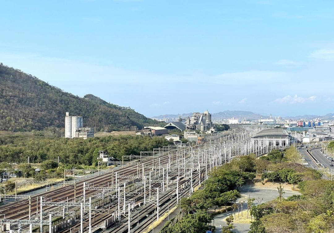 東南水泥公司準備將半屏山南麓舊廠約19.3公頃特種工業區土地推動轉型，變更為4.36萬坪特定商業專用區，與公共設施用地，並配合高雄市政府推動北城計劃、高鐵左營門戶計畫，成為工業區轉型新契機。