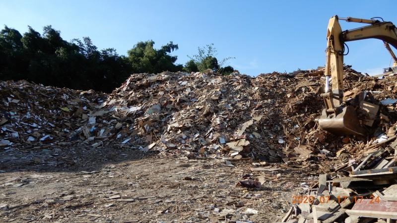 農業用地若是土地遭堆放石塊、廢棄土、蚵殼、廢棄物等，與農業使用規定不符，注意稅捐單位將自實際變更使用面積次年起，改按一般用地稅率課徵地價稅並補徵地價稅。(圖:嘉縣府提供.本報資料照)