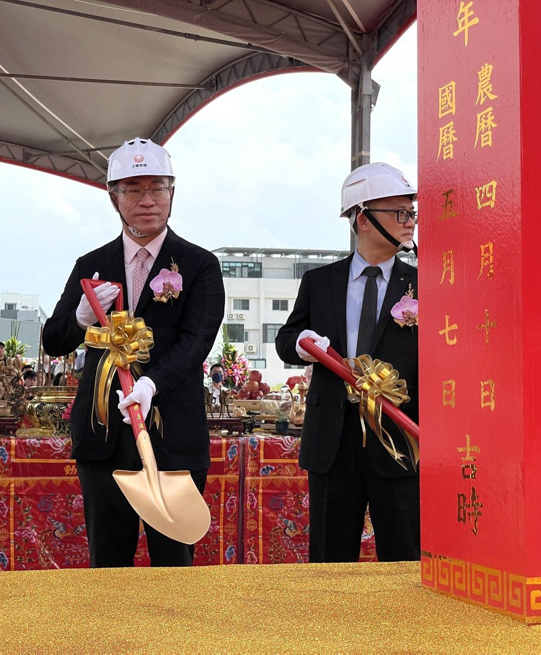 上曜集團董事長張祐銘(圖左)對於台南房市持續受惠南科效應與交通建設強化，表達樂觀以對積極態度。