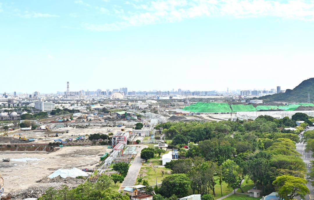 為因應台積電楠梓廠區5座晶圓廠除了引進約7、8千位員工，產業鏈也將增加上萬就業機會，將讓廠區人車通行更頻繁。目前政府針對廠區聯外道路系統強化，也串聯快速路網。(圖:記者李惠洲攝)