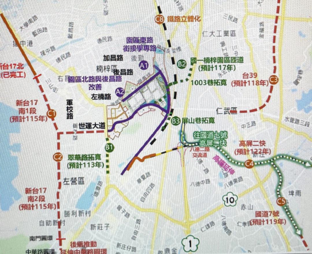 楠梓產業園區內規劃設置園區北路、園區南路及園區東路，以串聯高雄煉油廠周邊道路系統，目前市府規劃於台積電廠區東側新闢一條連絡道路，其高架部分可直接銜接國道1號(北入、南出匝道)，另有平面道路及省道台1線匝道連結地區道路。(圖:翻攝自高市府都市計畫書)