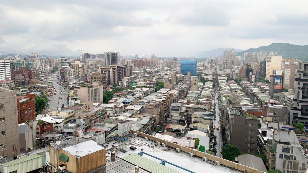儘管央行限貸政策持續發酵、市場買氣走弱，但房價卻未如預期大幅下修。(圖/資料照)