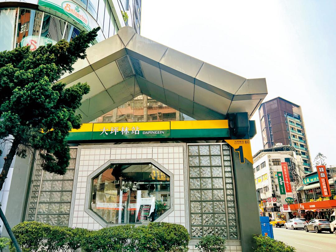 捷運大坪林站為雙捷運交會站，交通便捷。