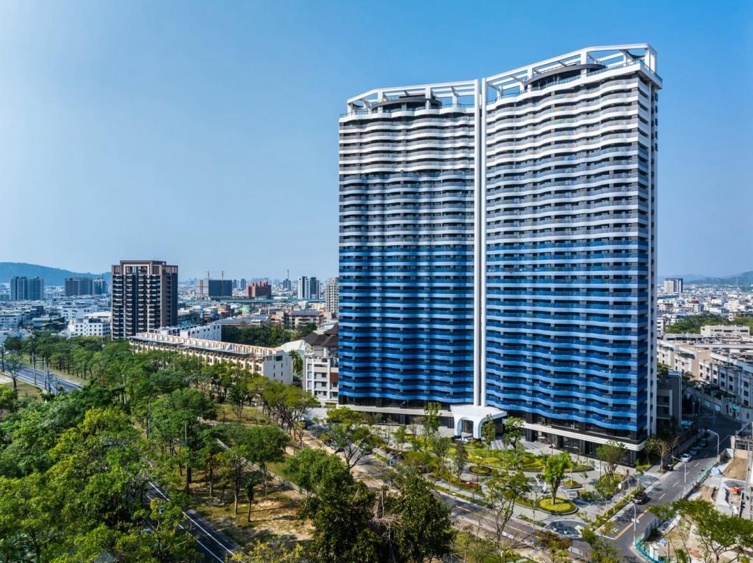 目前澄清湖特區大公園計劃周圍景觀宅基地釋出已稀缺，其中新完工的華雄建設「華雄天地」景觀輕豪宅大樓案，樓高達29層，外觀由林子森林伯諭聯合建築師事務所操刀，以現代簡約美學勾勒線條優雅的建築輪廓，採水藍色深淺漸層設計，展現地標建築搶眼特色。(圖:業者提供)