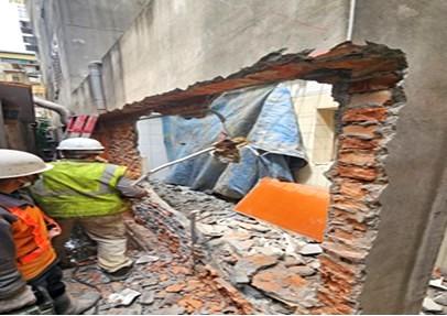 日前高市府水利局與工務局違章建築處理大隊確認苓雅區廣東二路2、26巷住戶屋後有違建事實，於114年2月下旬依法開立違章建築處分書，續於3月下旬與4月1日起陸續執行屋後違建拆除作業。(圖:高市府水利局提供)