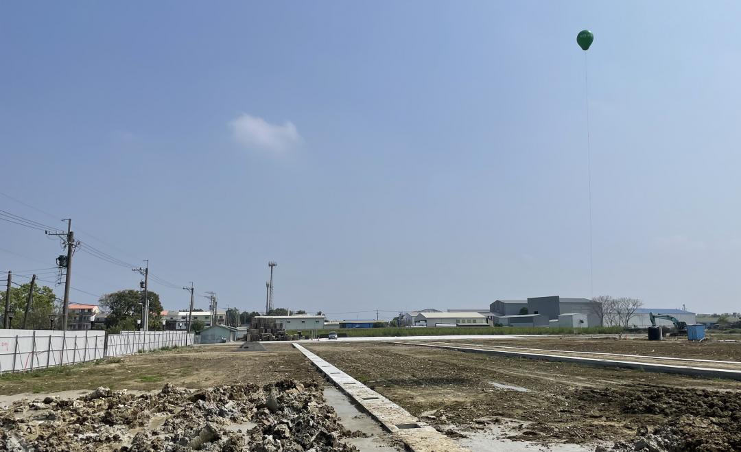 台南推案重量級建商臺邦建設集團，目前在台南六甲趨近台1線省道旁萬坪基地推出「⽥園調布」大樓與透天造鎮社區案去化穩定，基地內約6千坪為甲種建築用地。