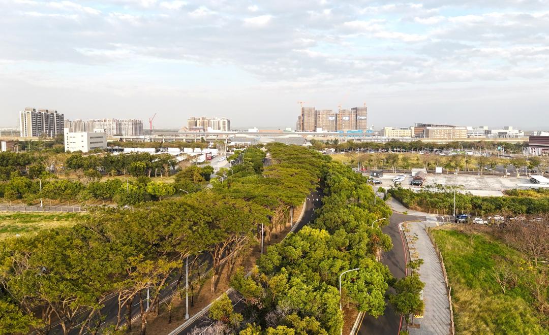 台南高鐵特區2萬多坪綠意高鐵大道旁，新推出「坐忘林」綠意景觀輕豪宅大樓預售案，基地四面臨路並緊鄰上千坪公園，四面皆是綠景，除了坐享2萬多坪林蔭綠地，住家從窗邊即可眺望綠景。(圖:業者提供)