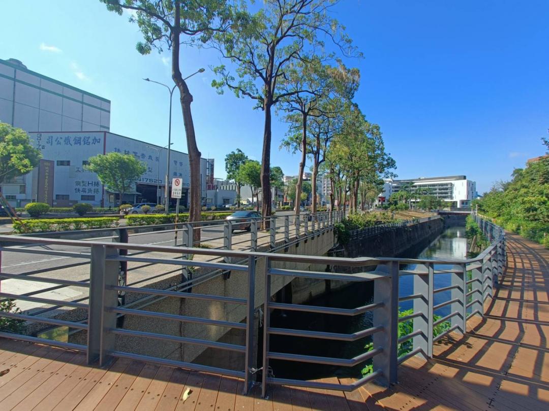 高市府水利局為提升愛河上游沿岸人行安全與景觀品質，辦理愛河上游欄杆及照明整修工程，已於114年5月順利完工，總長度約2,360公尺，範圍涵蓋鼎中路751巷、文藻大學民族路校門口兩側至文守路段。(圖:高市府水利局提供)