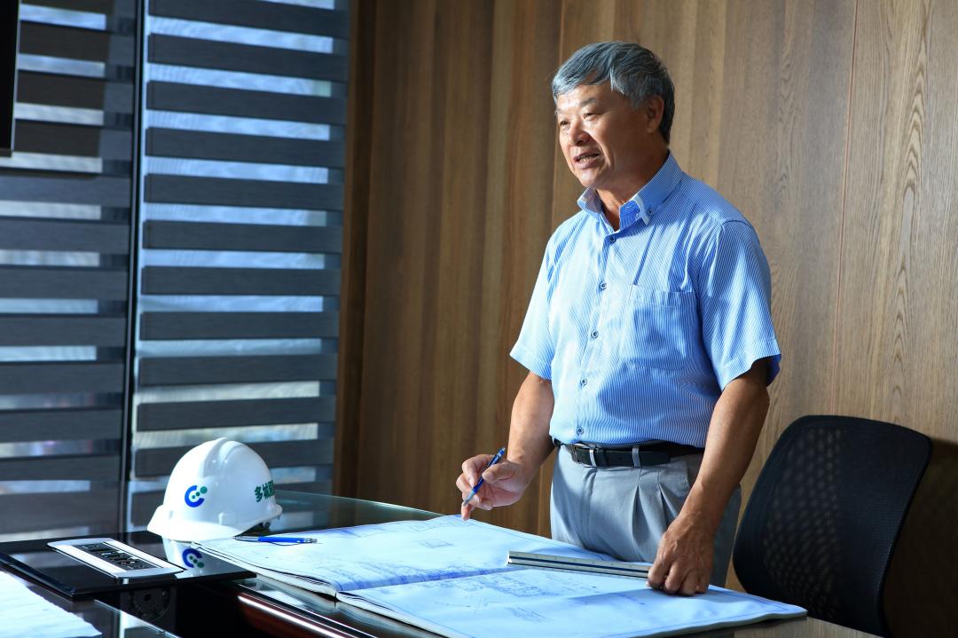 從泥作基層出身的多城國際董事長曾土城，在嚴格要求建築施工品質聞名高雄建築業界。(圖:多城國際提供)