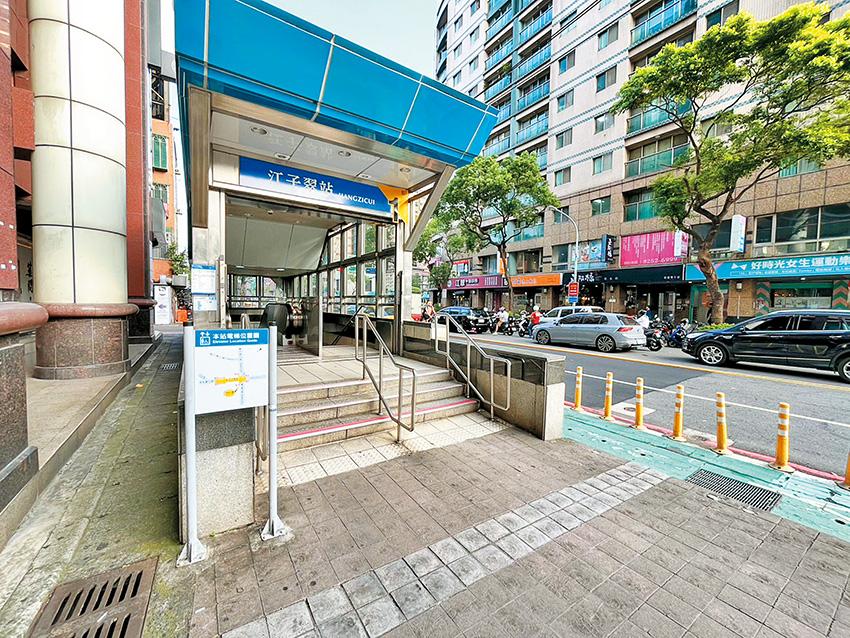 江子翠站為板南線站點，一站直抵台北市。