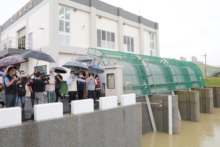 永康大灣一帶因地勢低窪，每逢豪大雨期間，大灣內水無法重力排出，導致大灣路、大灣東路、崑山科技大學等地區，常有積淹水情形。為改善該區域積淹水情形，經向中央單位爭取改善經費，已陸續完成抽水站設施包含「崑山抽水站」、「大灣抽水站第一、二期」。(圖:南市府提供)