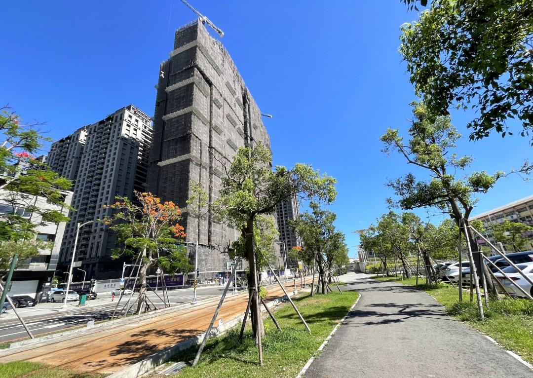 位於美術館園區馬卡綠園道旁，樓高33層採SRC鋼骨鋼筋混凝土的景觀豪宅大樓「御皇苑」結構體案，A1頂樓戶扣除雨遮每坪成交單價約85萬元，刷新高雄房價天花板，更摘下2024年度高雄豪宅王。