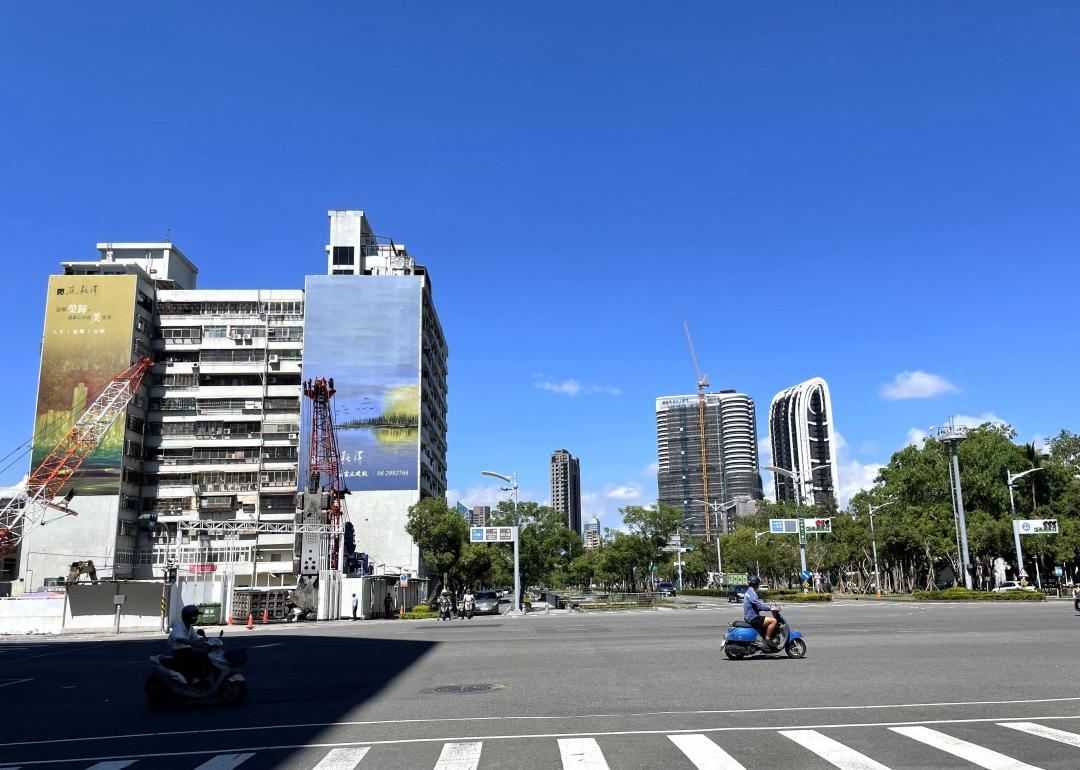 富立建設位於高市中華三路與民生二路角窗約600坪商五基地，已於去年底動工進行地下室連續壁工程，預計規劃樓高33層的SC純鋼骨景觀豪宅大樓，全棟採一層4戶安排，規劃68、72、74與110坪合計約128戶，並且戶戶面對中央公園綠景。