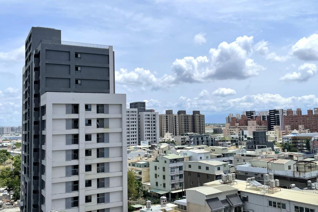 高雄市府將與國家住都中心合作，日後在新社宅規劃內容，將強化社福功能，並依社區需求設置里活動中心、長青學苑及文藝活動空間，同時加強補助，承租社宅的一般戶補助比例，由原本80%成調整為75%，弱勢戶則由6折調整為5折。