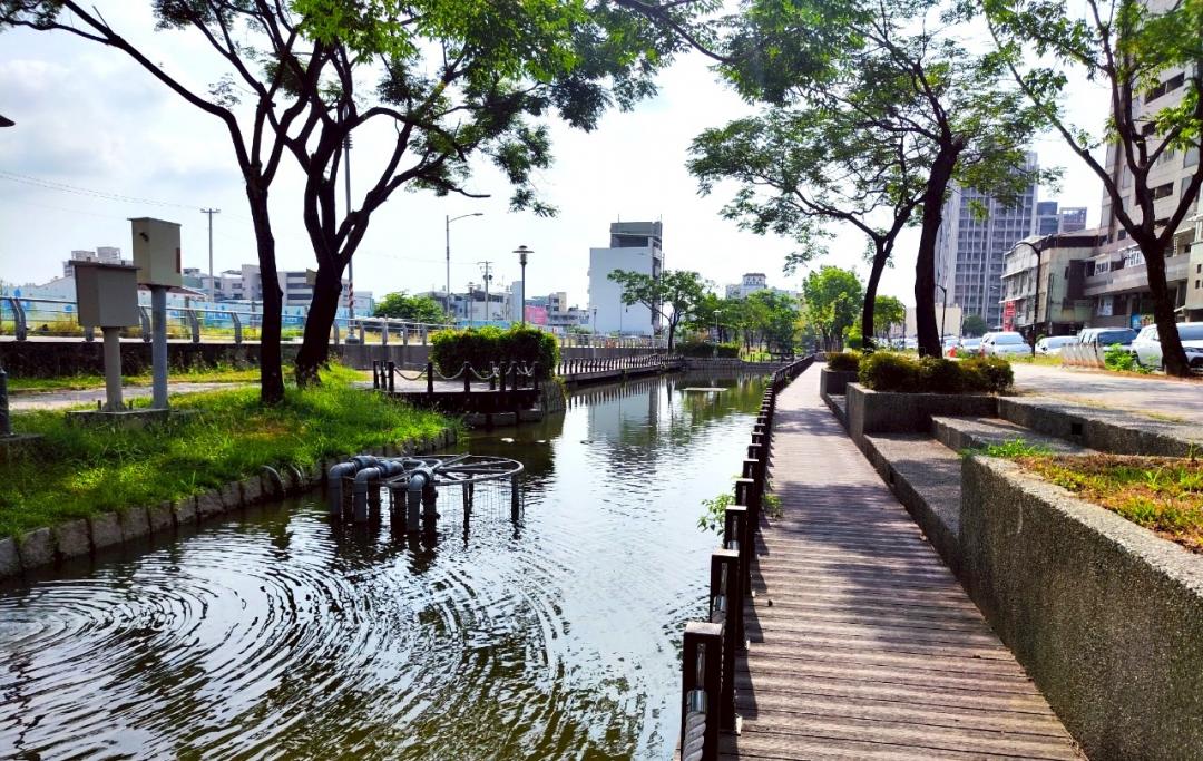 高雄市政府水利局整修鳳山車站前曹公圳沿岸（五權路至中正路）欄杆及步道，進一步提升當地居民及訪客的安全與環境品質，今年5月工程完工。市調顯示，目前曹公圳周圍鳳山火車站區一帶，包括預售與新成屋價位帶站上4字頭。(圖:高市府水利局提供)