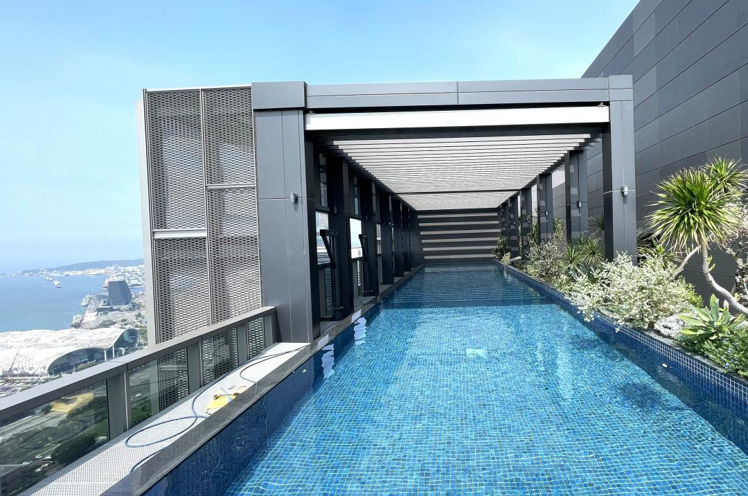 國城建設「定潮」景觀豪宅大樓，在頂樓設計空中景觀泳池，營造海天一色連結綠意水池的美景。