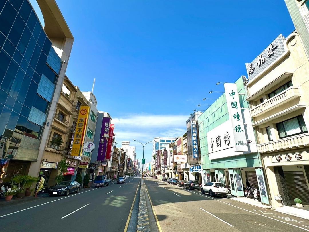 台南市生活機能最佳的「中西區」，預售、中古屋單坪價差逾20萬，更顯中古屋價格優勢。(圖/永慶房產集團提供)