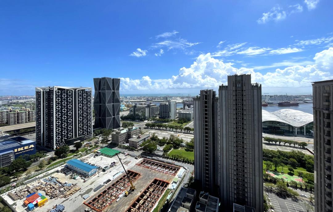 亞灣區為高雄近年最受矚目建設焦點，也是高雄公共建設最豐沛的區域，計畫建構5GAIoT創新園區，打造科技核心聚落，並擴大產業國際資源鏈結與就業力。
