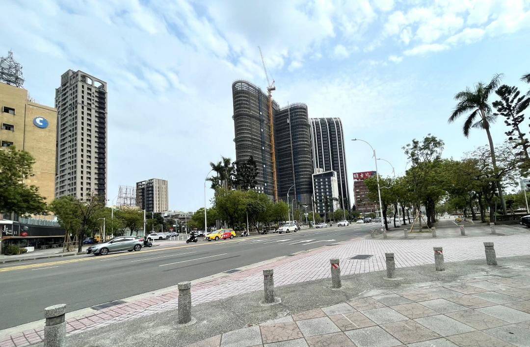 南高雄12公頃餘中央公園綠地周圍與中山大道，景觀宅基地釋出已稀缺，除了造就315萬元地價新高成交紀錄，基地也紛紛將規劃超高層景觀大樓。