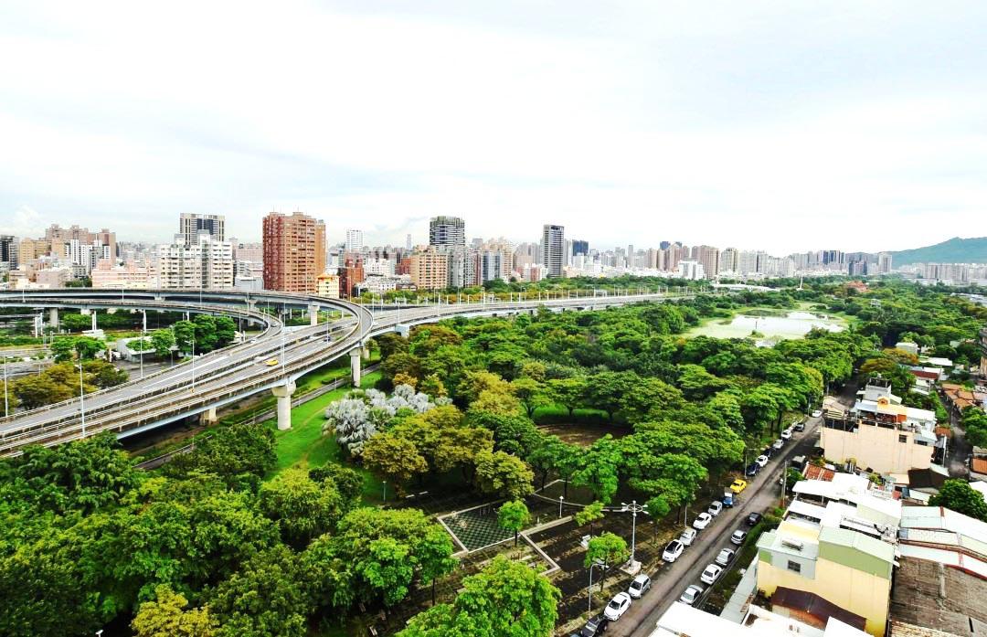 高房價與央行限貸政策雙重壓力下，年輕首購族買房前須更謹慎評估資金與未來風險。