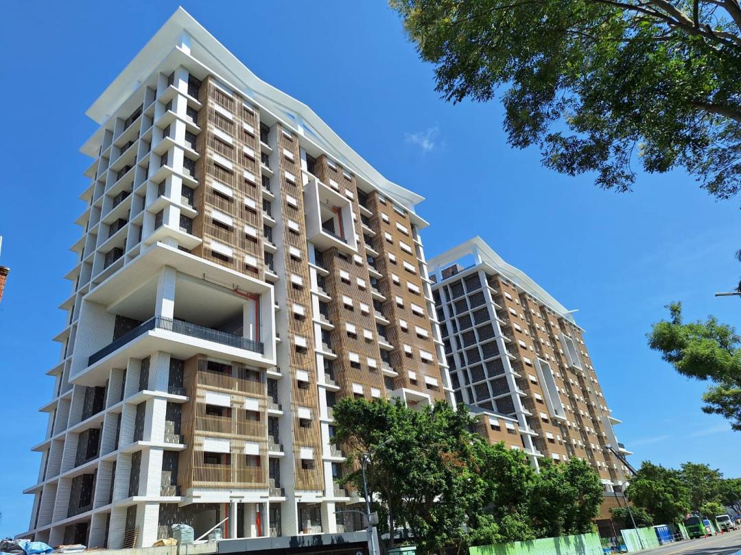 台南市首座自建社宅的「宜居小東」社會住宅，目前工程進度已達96.23%，進入完工收尾階段，規劃一至三房型共379戶外，更兼具社會福利功能，其中一樓設置日照中心、幼兒園及商業空間，並提供公共地下停車場服務周邊停車需求。(圖:台南市府提供)
