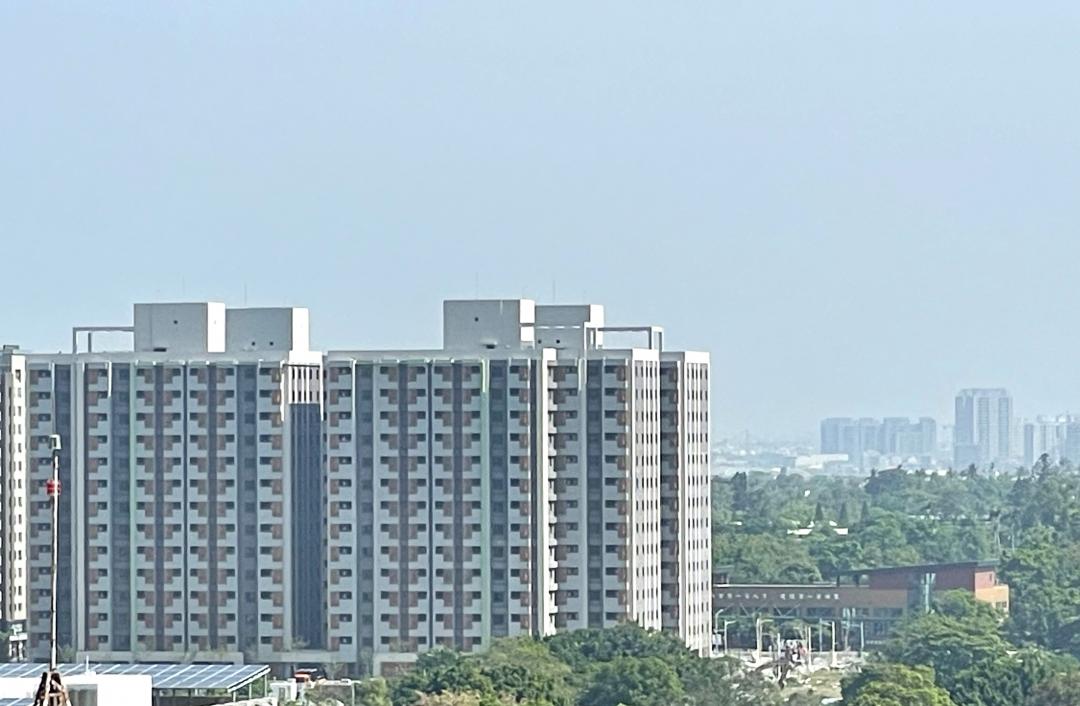 高雄左營「崇實安居」社宅，基地位於左營海軍基地旁的先鋒路與介壽路口，緊鄰2萬餘坪的西門遺址公園，戶數規模達859戶即將完工招租。