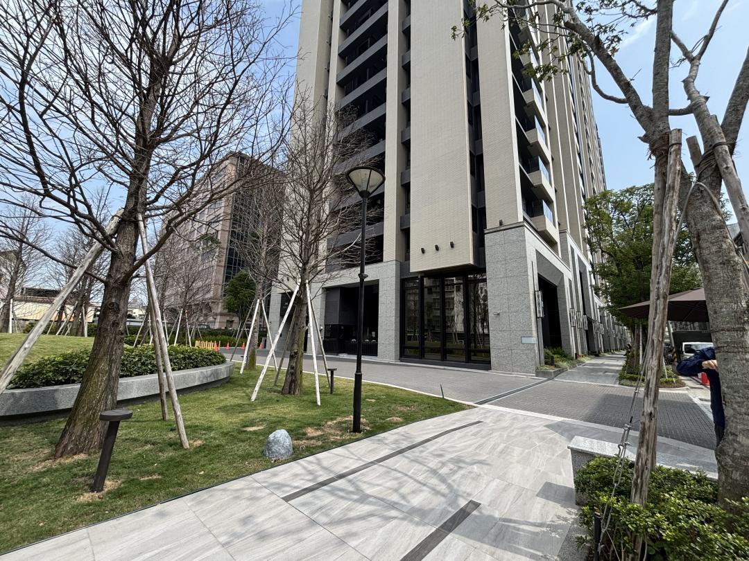 新北市自2019年起推動都更三箭政策，提供老舊建築物多元都市更新方案，至今已累積逾一千二百案核准。(圖/新北市政府提供)