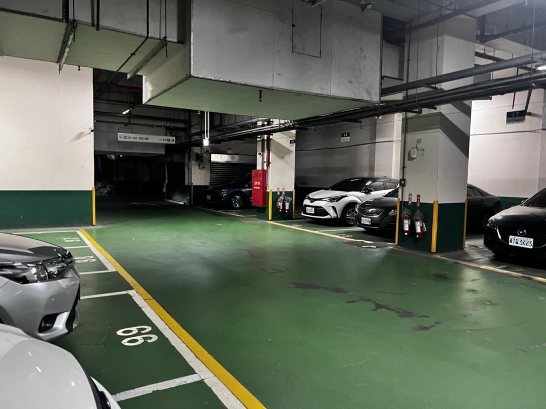 不同空間設置及使用型態的停車位，課徵房屋稅的稅率也不同。（記者朱語蕎攝）