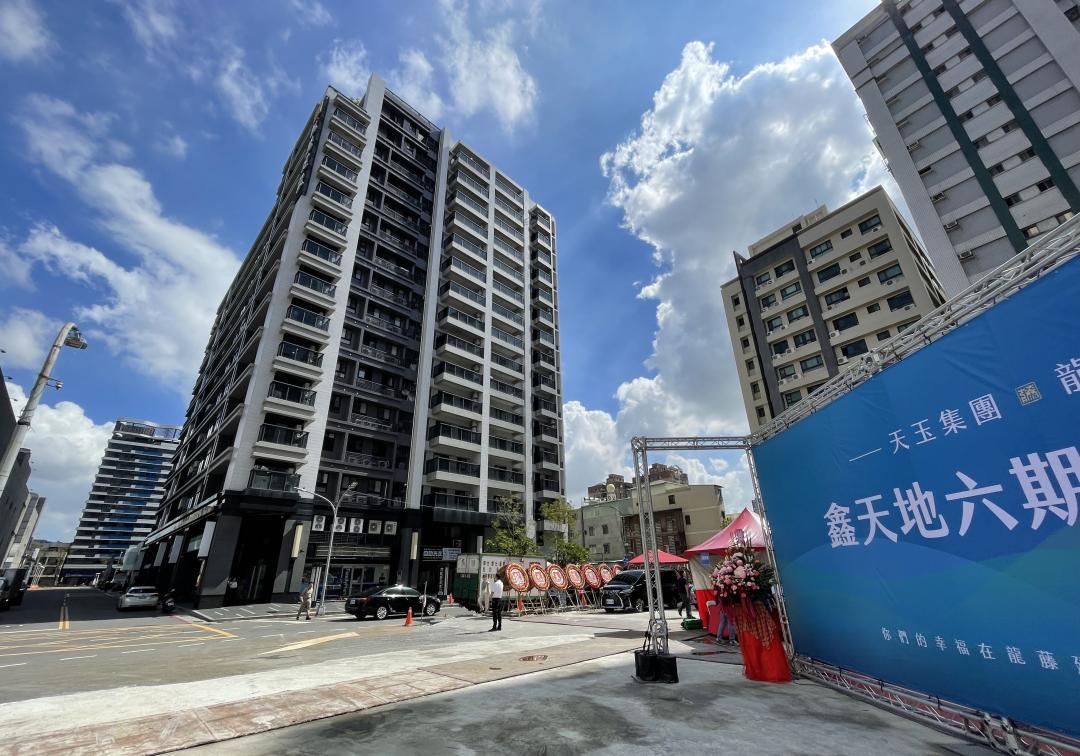 位於蛋黃區與推案熱區重要路段的危老改建基地，成為品牌建商購地推案重要管道，危老改建的新規劃大樓，銷售去化表現穩定且陸續創下區域高檔行情。