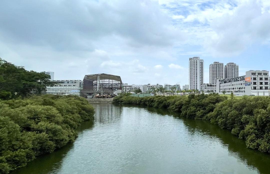 政府積極強化九份子建設，水岸旁政府更斥資2.6億元打造的全民運動會館，預計115年中完工，提供綜合室內運動空間。