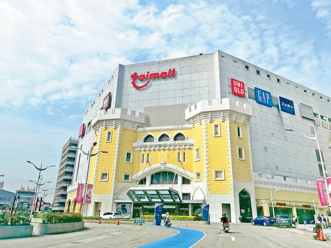 南崁大型賣場多，有台茂、特力屋、好市多等。