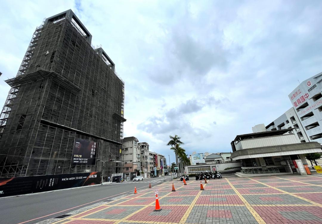 台南知名品牌建商品舜開發建設，在明星學區復興國中對面裕文路精華基地，正興建推出「舜之璽」景觀豪宅大樓案，實價登錄已出現單坪61.51萬元高檔行情，高樓層紛紛出現6字頭實登價，創高虎尾寮重劃區房價行情。