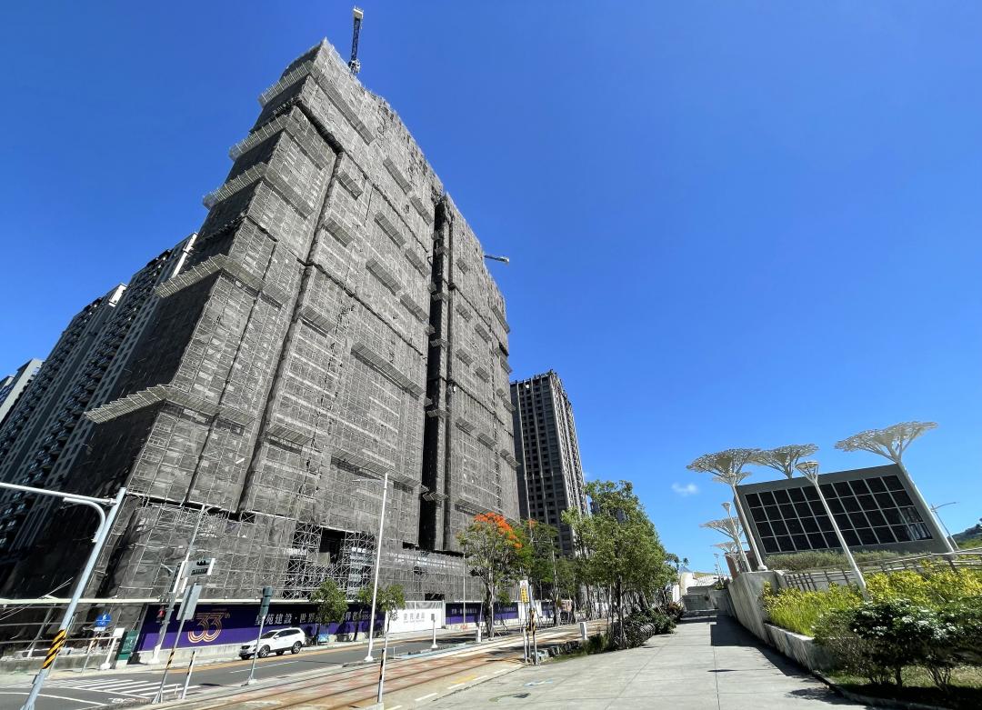 高雄美術園區馬卡綠園道旁的頂級豪宅，創下單坪8字頭天花板價格帶。