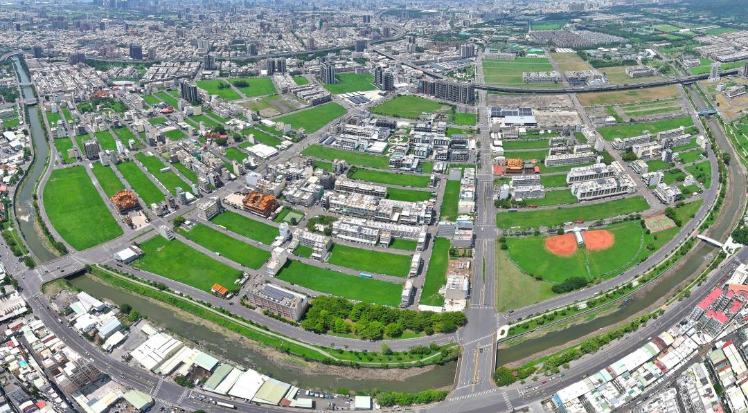 高市府啟動遷村安置地都市計畫變更，將大林蒲聚落遷移至前鎮及鳳山區，預計115年6月底前完成都市計畫變更作業，並將增加約2.82公頃商業區面積。(圖:高市府都發局提供)