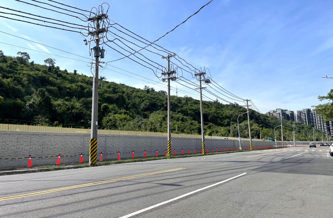 為確保柴山逕流水及泥砂不再溢淹至逢甲路及美術館周邊地區，高市府水利局優先完成鼓山三路至桃子園路共843公尺圍牆，預計7月全段完工。
