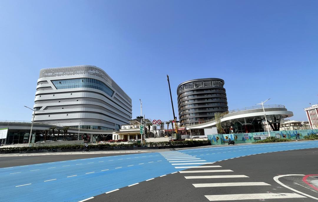 高雄新站特區建設持續推動且坐擁交通核心優勢，有利增添商圈新活力。