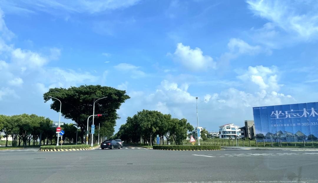 最新統計114年3月臺南市住宅價格指數多數行政區較前期呈現微幅下跌趨勢。在交易量方面，本期全市交易量較前期增加23.21%，多數行政區的交易量皆呈現增加趨勢，尤以歸仁區的交易量增幅達266.67%最顯著。
