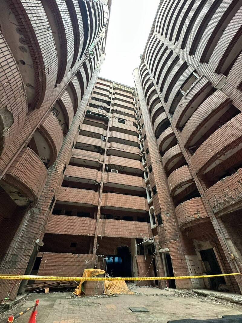 「力霸皇家社區」歷經25年，3日總算進行拆除工程。（台北市更新處提供）