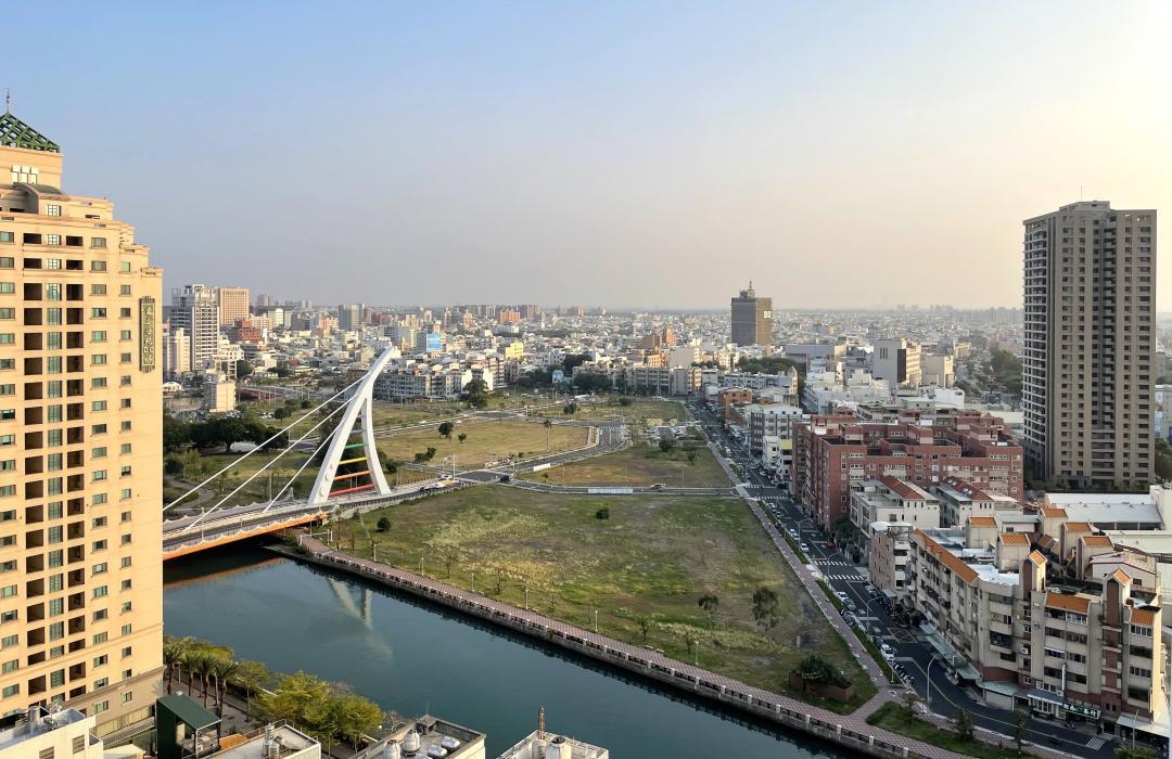 台南運河沿岸的觀光發展，台南市府已積極評估規劃，2026年適逢台南運河百年慶，期能打造新光景。看好運河星鑽特區發展前景，目前多家品牌建商，紛紛將在該區觀特區規劃超高層大樓，將成為台南摩天大樓新集中區。