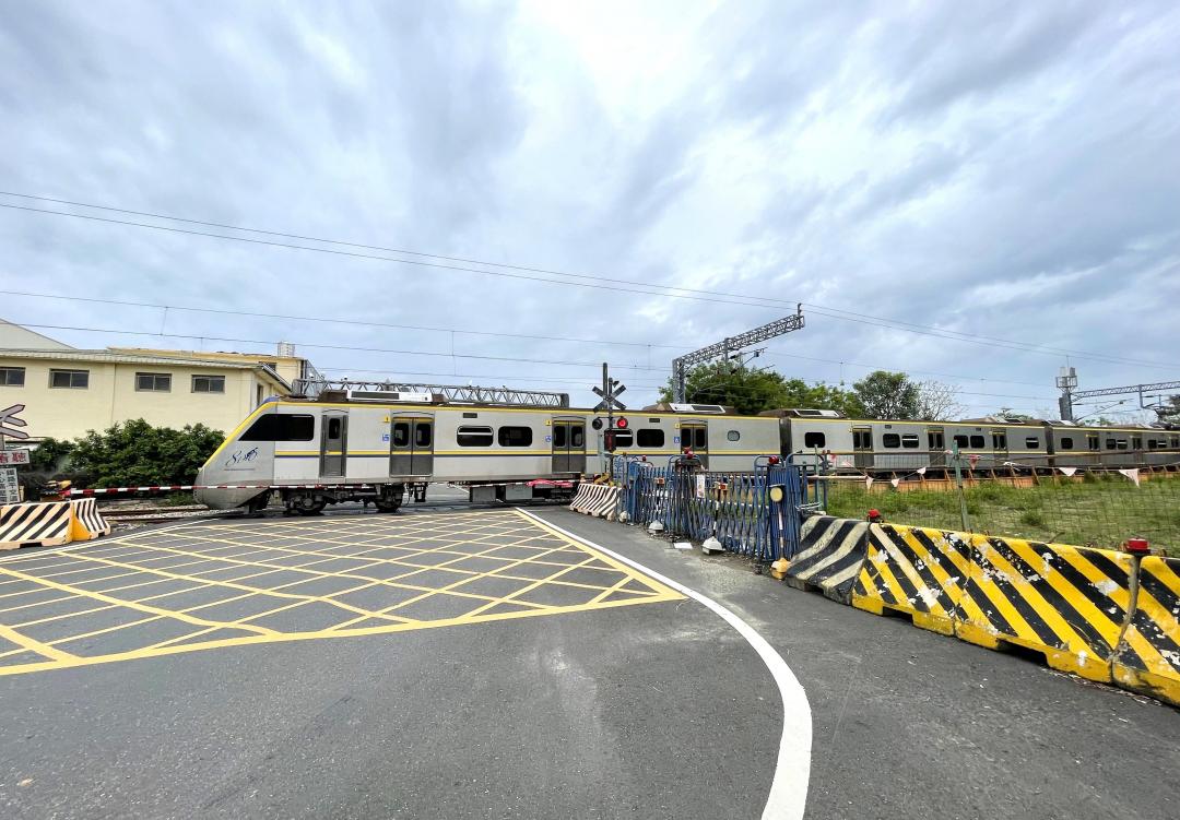 台南鐵路地下化工程預計於明年底完工通車，將增設南台南站提高交通便利性，結合崇明商圈與優質學區，南台南副都心的區域發展急起直追熱門的東區平實營區。