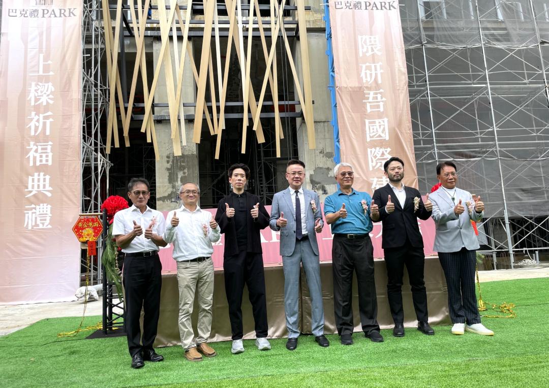 清景麟集團創辦人林聰麟(圖中)與白天鵝建設機構董事長陳清堯(右三)、銳揚建設董事長侯嘉璋（左一）等人共同進行上樑典禮，皆對於全案明年完工後展現的地標型建築特色相當肯定。(圖:業者提供)