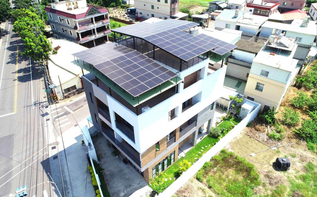 高市府工務局持續辦理太陽光電補助，今年度總補助經費計1,000萬元，即日起10月20日接受民眾申請，補助金額每峰瓩(Kw)從6,000~12,000 元不等，同一申請人如果有多案申請補助，累積最高補助金額以新臺幣30萬元為上限。(圖:高市府工務局提供)