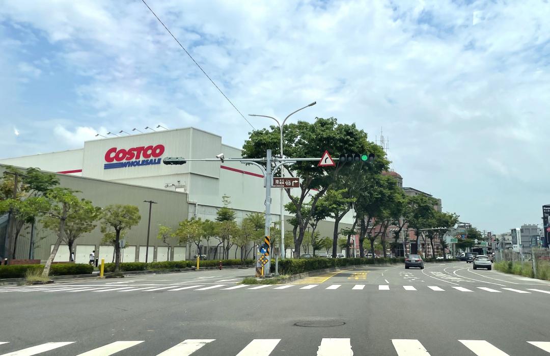 社區可迅速連通好市多量販店與花園夜市，生活機能逐漸成熟。