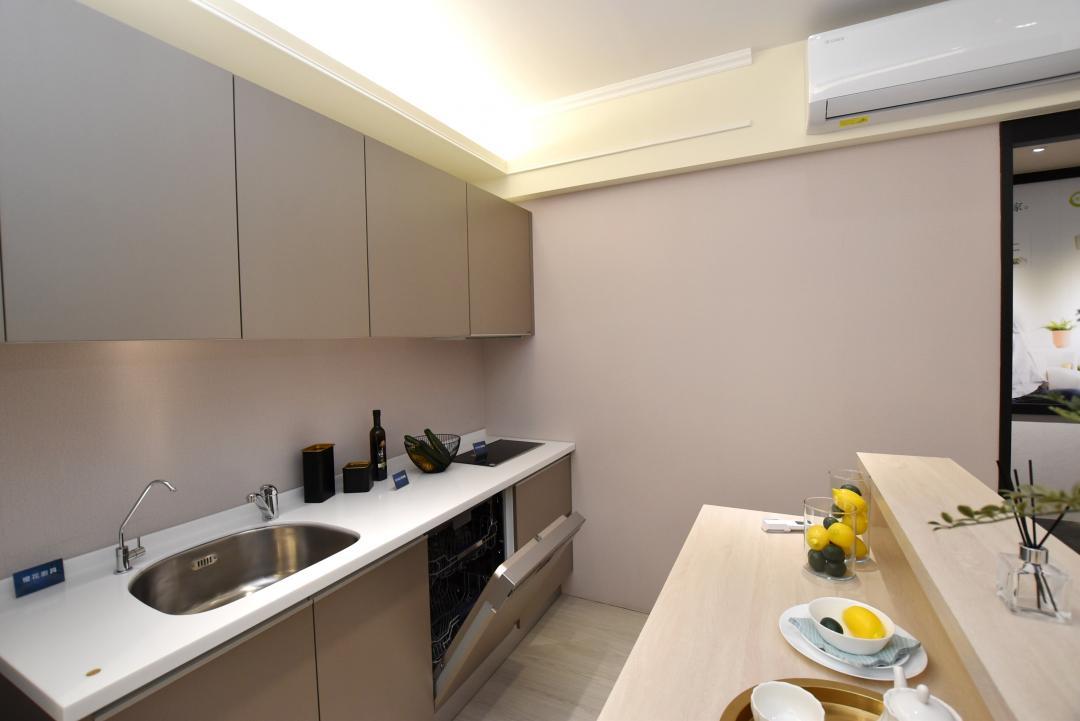 全案建材配備提升媲美市區4字頭輕豪宅高規格，廚具升等媲美輕豪宅，採用櫻花廚具，配置SVAGO感應爐、櫻花排油煙機、SVAGO洗碗機。