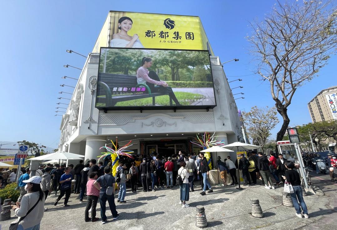 今年上半年雖然買氣觀望，但重量級品牌建商在熱區推案仍然去化趨穩。