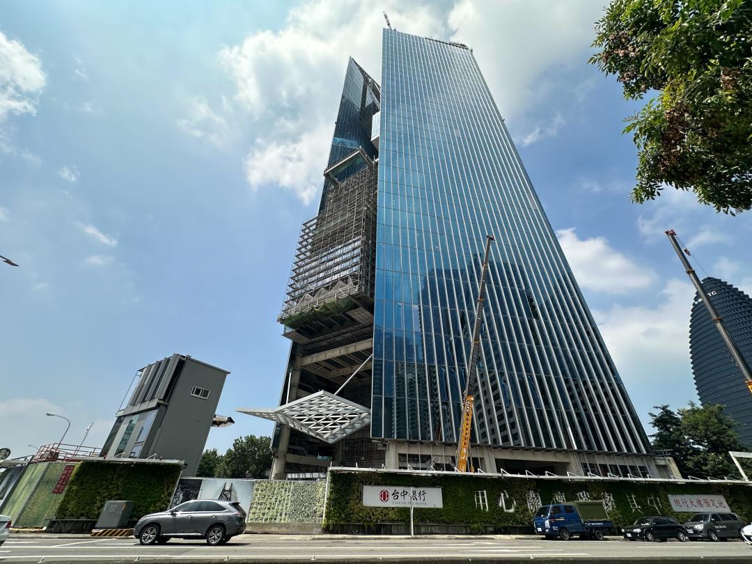 「台中之鑽」於開工前設置玻璃帷幕牆實體樣帶，測試安裝細節與視覺效果。