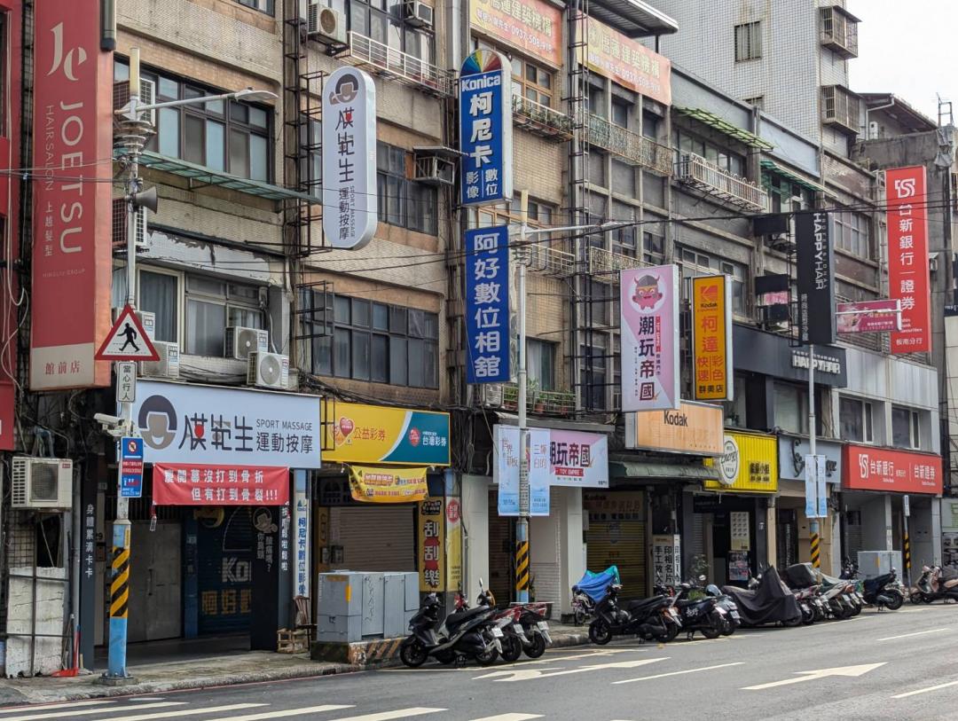 根據財政部資料顯示，今年3月全台的彩券銷售業家數為10426家，與直營連鎖超商的1.18萬家相去不遠。(圖/台灣房屋提供)